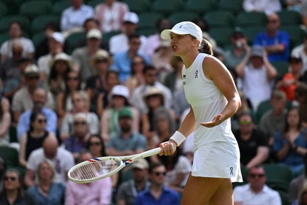 (250704) -- LONDON, July 4, 2025 -- Iga Swiatek reacts during the women s singles second round match between Iga Swiatek of Poland and Caty McNally of the United States at the Wimbledon Tennis Championships in London, Britain, July 3, 2025. ) (SP)BRITAIN-LONDON-TENNIS-WIMBLEDON-WOMEN S SINGLES ZhaoxDingzhe 