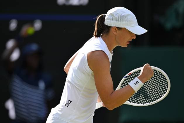(250704) -- LONDON, July 4, 2025 -- Iga Swiatek celebrates during the women s singles second round match between Iga Swiatek of Poland and Caty McNally of the United States at the Wimbledon Tennis Championships in London, Britain, July 3, 2025. ) (SP)BRITAIN-LONDON-TENNIS-WIMBLEDON-WOMEN S SINGLES ZhaoxDingzhe 
