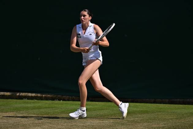 Wimbledon - 2nd Round Elsa Jacquemot (FRA) during her second round match at the 2025 Wimbledon Championships at the AELTC in London, GREAT BRITAIN, on July 3, 2025. Photo by Corinne Dubreuil ABACAPRESS.COM London United Kingdom  Copyright: xDubreuilxCorinne ABACAx