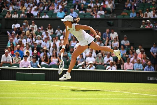 Wimbledon - 2nd Round Iga Swiatek (POL) during her second round match at the 2025 Wimbledon Championships at the AELTC in London, GREAT BRITAIN, on July 3, 2025. Photo by Corinne Dubreuil ABACAPRESS.COM London United Kingdom  Copyright: xDubreuilxCorinne ABACAx