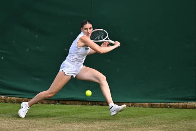 Wimbledon - 2nd Round Elsa Jacquemot (FRA) during her second round match at the 2025 Wimbledon Championships at the AELTC in London, GREAT BRITAIN, on July 3, 2025. Photo by Corinne Dubreuil ABACAPRESS.COM London United Kingdom  Copyright: xDubreuilxCorinne ABACAx