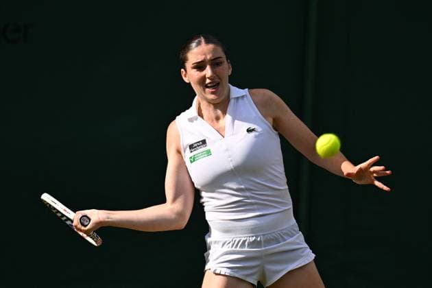 Wimbledon - 2nd Round Elsa Jacquemot (FRA) during her second round match at the 2025 Wimbledon Championships at the AELTC in London, GREAT BRITAIN, on July 3, 2025. Photo by Corinne Dubreuil ABACAPRESS.COM London United Kingdom  Copyright: xDubreuilxCorinne ABACAx