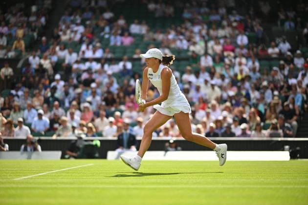 Wimbledon - 2nd Round Iga Swiatek (POL) during her second round match at the 2025 Wimbledon Championships at the AELTC in London, GREAT BRITAIN, on July 3, 2025. Photo by Corinne Dubreuil ABACAPRESS.COM London United Kingdom  Copyright: xDubreuilxCorinne ABACAx