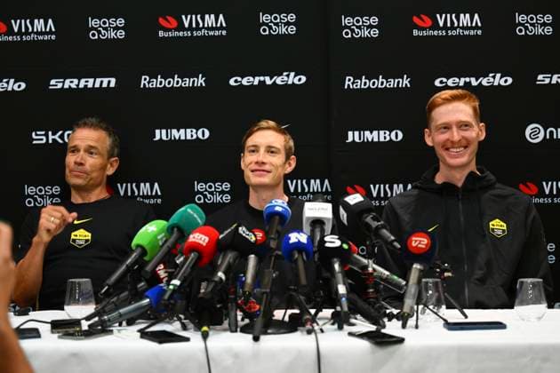 Tour de France 2025 04 07 2025 LILLE METROPOLE, FRANCE - JULY 04 : Niermann Grischa (GER) Ass. Sports Director of Team Visma Lease a Bike, Vingegaard Jonas (DEN) of Team Visma - Lease a Bike and Jorgenson Matteo (USA) of Team Visma - Lease a Bike talking to the press during a press conference, PK, Pressekonferenz and media activities ahead of the 112th edition of Tour de France an UCI World Tour 2.UWT cycling road race stage for Men Elite on July 4, 2025 in Lille Metropole, France, 04 07 2025 ( Motordriver Kenny Verfaillie - Lille Metropole France  Copyright: xVincentxKalutx