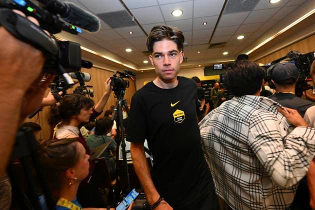 Tour de France 2025 04 07 2025 LILLE METROPOLE, FRANCE - JULY 04 : Van Aert Wout (BEL) of Team Visma - Lease a Bike talking to the press during a press conference, PK, Pressekonferenz and media activities ahead of the 112th edition of Tour de France an UCI World Tour 2.UWT cycling road race stage for Men Elite on July 4, 2025 in Lille Metropole, France, 04 07 2025 ( Motordriver Kenny Verfaillie - Lille Metropole France  Copyright: xVincentxKalutx