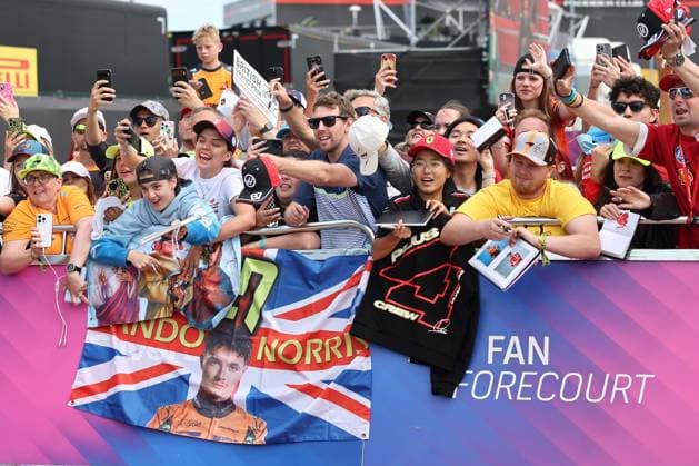 F1 British Grand Prix 2025 Practice 1 Fans before first practice ahead of the Formula 1 British Grand Prix at Silverstone Circuit in Northampton, Great Britain on July 5, 2024. Northampton United Kingdom  Copyright: xJakubxPorzyckix originalFilename:porzycki-f1britis250704_npLNp.jpg