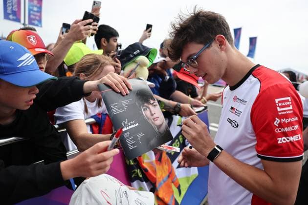 F1 British Grand Prix 2025 Practice 1 Oliver Bearman of Haas before first practice ahead of the Formula 1 British Grand Prix at Silverstone Circuit in Northampton, Great Britain on July 5, 2024. Northampton United Kingdom  Copyright: xJakubxPorzyckix originalFilename:porzycki-f1britis250704_npWiG.jpg