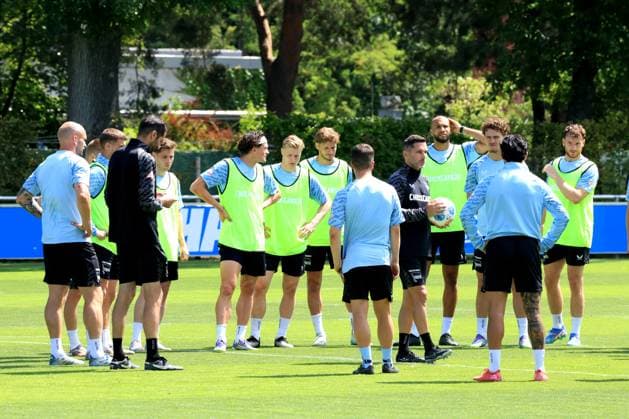 DEU, DFL, 2 FBL Hertha BSC, Training, 04 07 2025, Sportforum, Berlin, DEU, DFL, 2 FBL Hertha BSC, Training, im Bild Cheftrainer Stefan Leitl Hertha BSC Berlin , Hertha Spielerkreis DFL regulations prohibit any use of Photographs as image sequences and or quasi video nordphotoxGmbHx xEngler nph00076