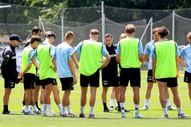 DEU, DFL, 2 FBL Hertha BSC, Training, 04 07 2025, Sportforum, Berlin, DEU, DFL, 2 FBL Hertha BSC, Training, im Bild Cheftrainer Stefan Leitl Hertha BSC Berlin , Hertha Spielerkreis DFL regulations prohibit any use of Photographs as image sequences and or quasi video nordphotoxGmbHx xEngler nph00076