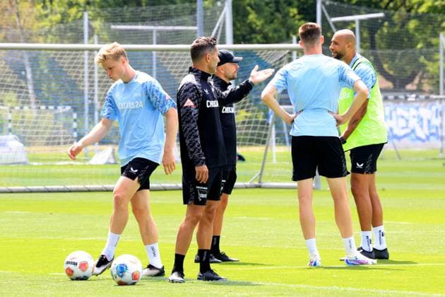 DEU, DFL, 2 FBL Hertha BSC, Training, 04 07 2025, Sportforum, Berlin, DEU, DFL, 2 FBL Hertha BSC, Training, in the picture Head Coach Stefan Leitl Hertha BSC Berlin , Co Coach Patrick Ebert Hertha BSC Berlin , John Anthony Brooks Hertha BSC Berlin 25 , Julian Eitschberger Hertha BSC Berlin 2 DFL regulations prohibit any use of Photographs as image sequences and or quasi video nordphotoxGmbHx xEngler nph00076