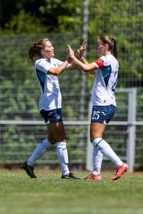 Test match women TSG 1899 Hoffenheim Bayer 04 Leverkusen 04 07 2025 Lisann Kaut TSG 1899 Hoffenheim, 4 cheers with Melissa Kössler TSG 1899 Hoffenheim, 25 after her goal for 1 0 in the test match between the womens teams of TSG 1899 Hoffenheim and Bayer 04 Leverkusen on 04 07 2025 at the school stadium in Westerburg Copyright: xBEAUTIFULxSPORTS Meuselx
