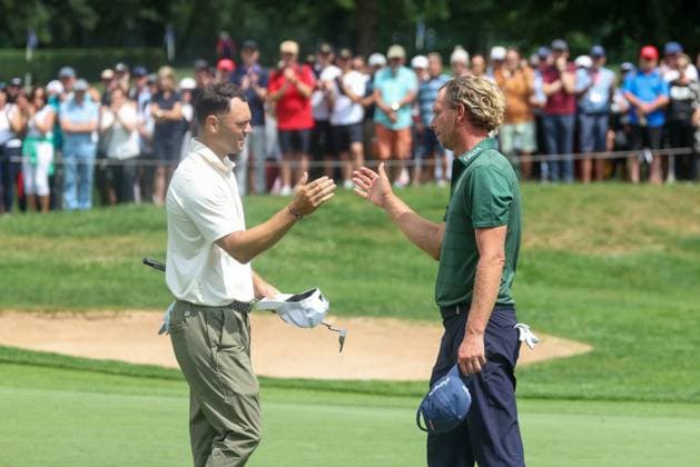 l r Martin Kaymer GER and Marcel Siem GER shake hands after the round, 36 BMW International Open 2025, Golf, DP World Tour, Men, Round 2, 04 07 2025 Eichenried Bayern Germany Copyright: xkolbert-press ChristianxKolbertx