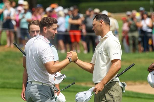 l r Nicolai von Dellingshausen GER and Martin Kaymer GER shake hands after the round, 36 BMW International Open 2025, Golf, DP World Tour, Men, Round 2, 04 07 2025 Eichenried Bayern Germany Copyright: xkolbert-press ChristianxKolbertx