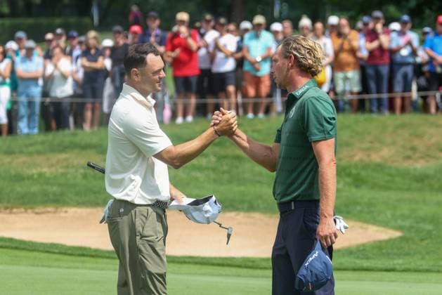 l r Martin Kaymer GER and Marcel Siem GER shake hands after the round, 36 BMW International Open 2025, Golf, DP World Tour, Men, Round 2, 04 07 2025 Eichenried Bayern Germany Copyright: xkolbert-press ChristianxKolbertx