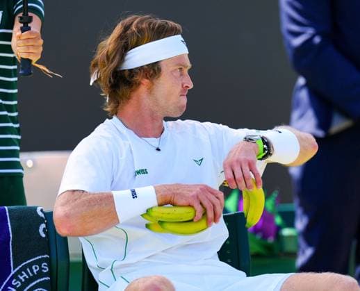 Andrey Rublev eating a banana during his third round match Wimbledon Tennis Championships, Day 5, The All England Lawn Tennis and Croquet Club, London, UK - 04 Jul 2025London The All England Lawn Tennis and United Kingdom  Copyright: xJavierxGarcia Shutterstockx 15384469ae