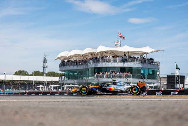 Formula 1 Qatar Airways British Grand Prix 2025 Alexis Perrin OVERTAKE MAXPPP - Silverstone 04 07 2025 04 NORRIS Lando (gbr), McLaren F1 Team, action during the Formula 1 Qatar Airways British Grand Prix 2025, the 12th round of the 2025 FIA Formula 1 World Championship, WM, Weltmeisterschaft at the Silverstone Circuit in Silverstone, United Kingdom, from July 3 to 6, 2025 Silverstone United Kingdom  Copyright: xOVERTAKE MAXPPPxAlexisxPerrinx OVT202507046521 OVT202507046521
