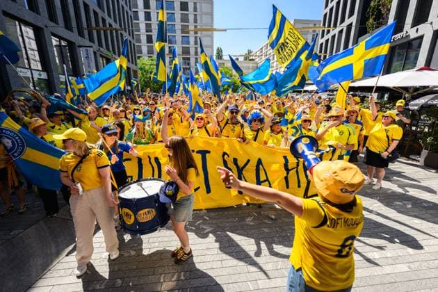 250704 Fans of Sweden ahead of the UEFA Women s Euro 2025 Championship group stage football match between Denmark and Sweden on July 4, 2025 in Geneva Photo Mathias Bergeld BILDBYRAN code MB MB1169 fotboll football soccer fotbolls em europamästerskap em uefa womens euro uefa womens european football championship womens euro 2025 dam kvinner danmark sverige sweden denmark 3 bbeng publik  Copyright: MATHIASxBERGELD BB250704MB027
