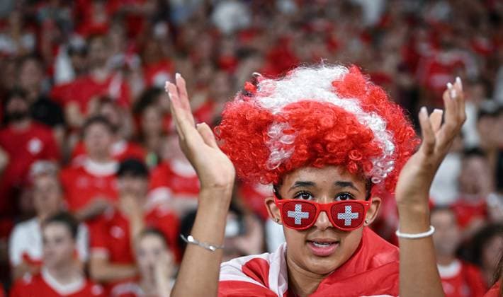 Fussball Frauen Euro 2025 Eroeffnungsspiel Gruppe A 02.07.2025 Schweiz - Norwegen Ein Schweizer Fan mit Peruecke und Sonnenbrille organisieren den Support fuer ihr Team *** Football Women Euro 2025 Opening match Group A 02 07 2025 Switzerland Norway A Swiss fan with a peruvian blanket and sunglasses organizes the support for her team