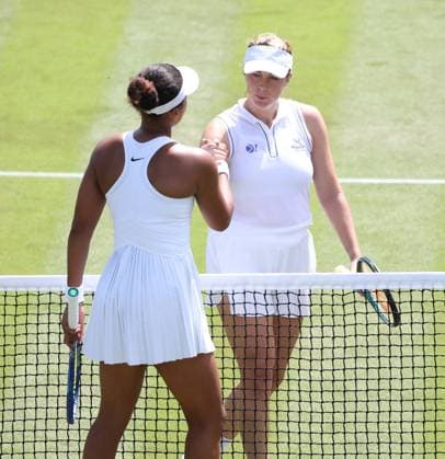Japan s Naomi Osaka (L) loses in her third round match against Anastasia Pavlyuchenkova on day five of the 2025 Wimbledon Championships in London on Friday, June 04, 2025.  LON2025070418 HUGOxPHILPOTT