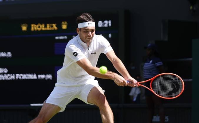 American Taylor Fritz plays a backhand in his third round match against Spain s Alejandro Davidovich Fokina on day five of the 2025 Wimbledon Championships in London on Friday, June 04, 2025.  LON2025070432 HUGOxPHILPOTT