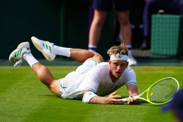 Alejandro Davidovich Fokina falls to the grass during his third round match Wimbledon Tennis Championships, Day 5, The All England Lawn Tennis and Croquet Club, London, UK - 04 Jul 2025London The All England Lawn Tennis and United Kingdom  Copyright: xJavierxGarcia Shutterstockx 15384469en