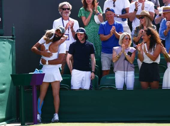 Wimbledon Championships 2025 AELTC, Day Five London, UK - 04 07 2025 Laura Siegemund (GER) celebrates with her team after defeating Madison Keys (USA) in the third round of the 2025 Wimbledon Championships London Wimbledon London GBR, UK NEWSPAPERS OUT Copyright: xMarkxGreenwoodx