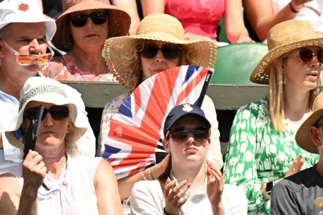 Wimbledon Tennis Championships - Day 5 LONDON, UNITED KINGDOM - JULY 4: A spectator uses a fan to cool themselves themselves form the hot weather whilst watching tennis during the fifth day of the 2025 Wimbledon Championships at The All England Lawn Tennis and Croquet Club in Wimbledon on July 4, 2025, in London, England Ray Tang Anadolu London United Kingdom. Editorial use only. Please get in touch for any other usage.  Copyright: x2025xAnadoluxRayxTangx