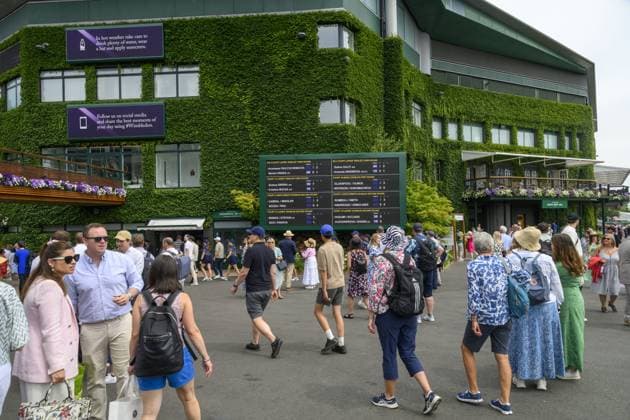 Wimbledon Tennis Championships - Day 5 LONDON, UNITED KINGDOM - JULY 4: Spectators watch tennis during the hot weather whilst watching tennis during the fifth day of the 2025 Wimbledon Championships at The All England Lawn Tennis and Croquet Club in Wimbledon on July 4, 2025, in London, England Ray Tang Anadolu London United Kingdom. Editorial use only. Please get in touch for any other usage.  Copyright: x2025xAnadoluxRayxTangx