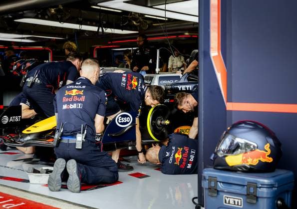 SILVERSTONE - Mechanics work on Max Verstappen s (Red Bull Racing) car during 2nd free practice at the Silverstone circuit ahead of the Great Britain Grand Prix. ANP SEM VAN DER WAL xVIxANPxSportx xxANPxIVx 530934188 originalFilename: 530934188.jpg