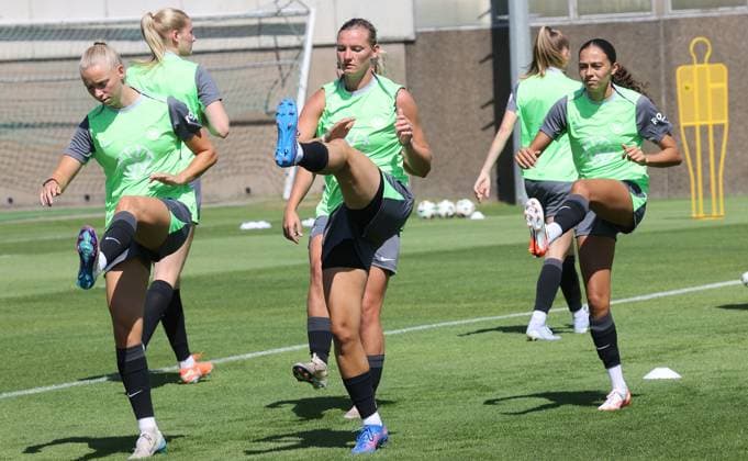 Start of training VfL Wolfsburg Women Wolfsburg, 04 07 2025, Football, Women, Google Pixel Women Bundesliga, VfL Wolfsburg, Start of training, Picture shows impressions of training, Alexandra Popp and Kessya Bussy Wolfsburg