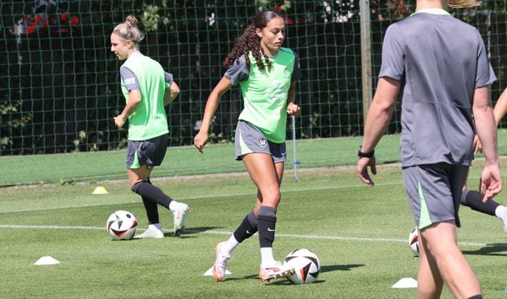Start of training VfL Wolfsburg Women Wolfsburg, 04 07 2025, Football, Women, Google Pixel Women Bundesliga, VfL Wolfsburg, Start of training, Picture shows impressions from training, Kessya Bussy Wolfsburg