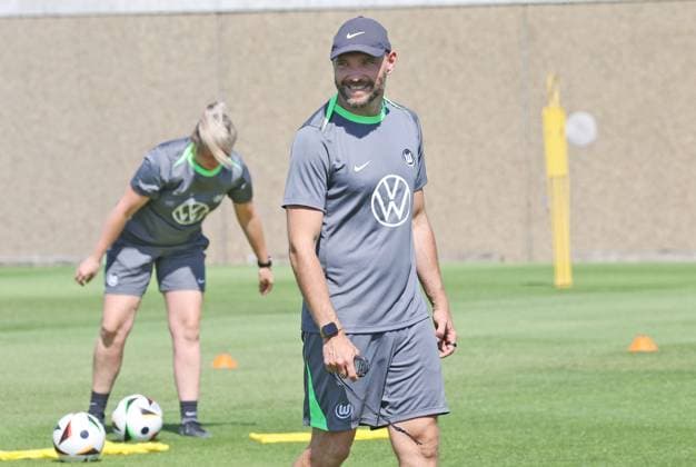 training start VfL Wolfsburg women Wolfsburg, 04 07 2025, soccer, women, Google Pixel Women Bundesliga, VfL Wolfsburg, training start, picture shows impressions from training, VfL coach Stephan Lerch Wolfsburg