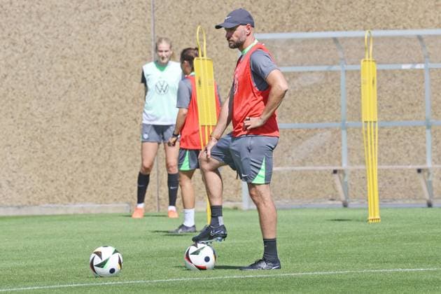 training start VfL Wolfsburg women Wolfsburg, 04 07 2025, soccer, women, Google Pixel Women Bundesliga, VfL Wolfsburg, training start, picture shows impressions from training, VfL coach Stephan Lerch Wolfsburg