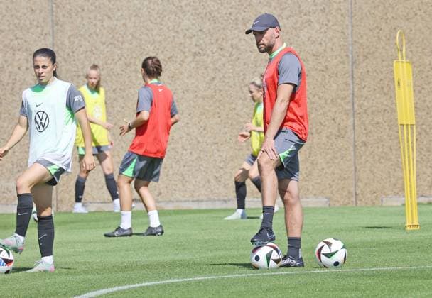 training start VfL Wolfsburg women Wolfsburg, 04 07 2025, soccer, women, Google Pixel Women Bundesliga, VfL Wolfsburg, training start, picture shows impressions from training, VfL coach Stephan Lerch Wolfsburg
