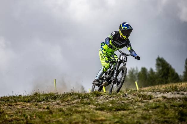 Whoop Downhill Worldcup La Thuile WILSON Reece AON RACING TOURNE CAMPERVANSat Whoop Downhill Worldcup La Thuile, 04 07 2025,in La Thuile,ITA Photo Sebastian Sternemann