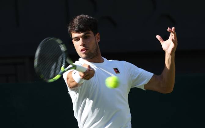 Spain s Carlos Alcaraz plays a forehand in his third round match against Germany s Jan-Lennard Struff on day five of the 2025 Wimbledon Championships in London on Friday, July 04, 2025.  LON2025070479 HUGOxPHILPOTT