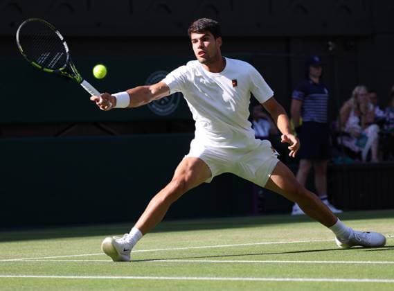 Spain s Carlos Alcaraz plays a forehand in his third round match against Germany s Jan-Lennard Struff on day five of the 2025 Wimbledon Championships in London on Friday, July 04, 2025.  LON2025070480 HUGOxPHILPOTT