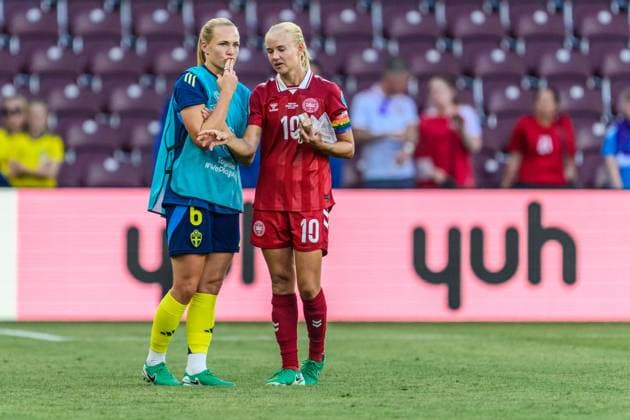 250704 Magdalena Eriksson of Sweden and Pernille Harder of Denmark after the UEFA Women s Euro 2025 Championship group stage football match between Denmark and Sweden on July 4, 2025 in Geneva Photo Mathias Bergeld BILDBYRAN code MB MB1169 fotboll football soccer fotballs em europamästerskap em uefa womens euro uefa womens european football championship womens euro 2025 dam kvinner women danmark sverige sweden denmark 3 bbeng  Copyright: MATHIASxBERGELD BB250704MB166