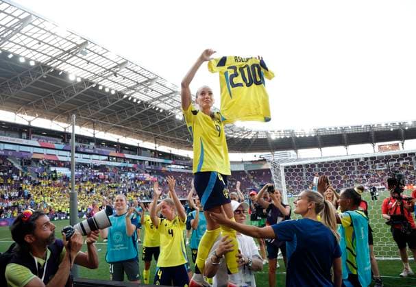 GENEVE, SCHWEIZ 20250704 Kosovare Asllani firar sin 200:e landskamp efter fredagens match mellan Danmark och Sverige, grupp C, pa Stade de Geneve i damernas fotbolls-EM. *** Bilden ingar i SPORTPAKET. För övriga BETALBILD *** GENEVE SCHWEIZ x9200x *** GENEVA, SWITZERLAND 20250704 Kosovare Asllani celebrates her 200th international match after Fridays match between Denmark and Sweden, Group C, at the Stade de Geneve in the Womens European Football Championship Picture in SPORT PACKAGE For others PAY PICTURE GENEVA SWITZERLAND x9200x  Copyright: xAdamxIhse TTx FOTBOLLS-EM 2025 DANMARK - SVERIGE