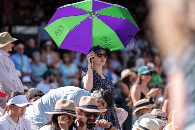 2025-07-04 Wimbledon 2025 LONDON, ENGLAND - JULY 4: crowd on centre court hiding for the sun, atmosphere Wimbledon during Wimbledon 2025 at All England Lawn Tennis & Croquet Club on July 4, 2025 in London, England. London All England Lawn Tennis & Croquet Club England Content not available for redistribution in The Netherlands directly or indirectly through any third parties. Copyright: xMarleenxFouchierx