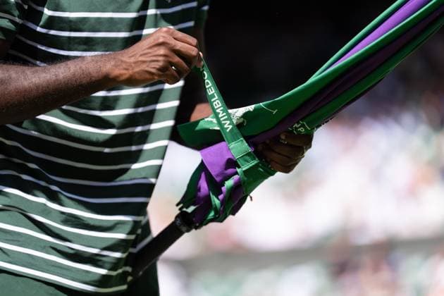 2025-07-04 Wimbledon 2025 LONDON, ENGLAND - JULY 4: ballboy, Wimbledon umbrella, atmosphere Wimbledon during Wimbledon 2025 at All England Lawn Tennis & Croquet Club on July 4, 2025 in London, England. London All England Lawn Tennis & Croquet Club England Content not available for redistribution in The Netherlands directly or indirectly through any third parties. Copyright: xMarleenxFouchierx
