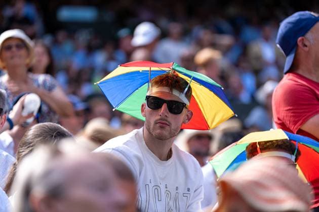 2025-07-04 Wimbledon 2025 LONDON, ENGLAND - JULY 4: young man hiding for the sun on centre court, atmosphere Wimbledon during Wimbledon 2025 at All England Lawn Tennis & Croquet Club on July 4, 2025 in London, England. London All England Lawn Tennis & Croquet Club England Content not available for redistribution in The Netherlands directly or indirectly through any third parties. Copyright: xMarleenxFouchierx