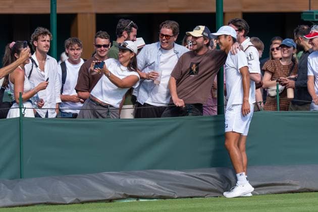 2025-07-04 Wimbledon 2025 LONDON, ENGLAND - JULY 4: selfi, Rinky Hijikata of Australia during Wimbledon 2025 at All England Lawn Tennis & Croquet Club on July 4, 2025 in London, England. London All England Lawn Tennis & Croquet Club England Content not available for redistribution in The Netherlands directly or indirectly through any third parties. Copyright: xMarleenxFouchierx