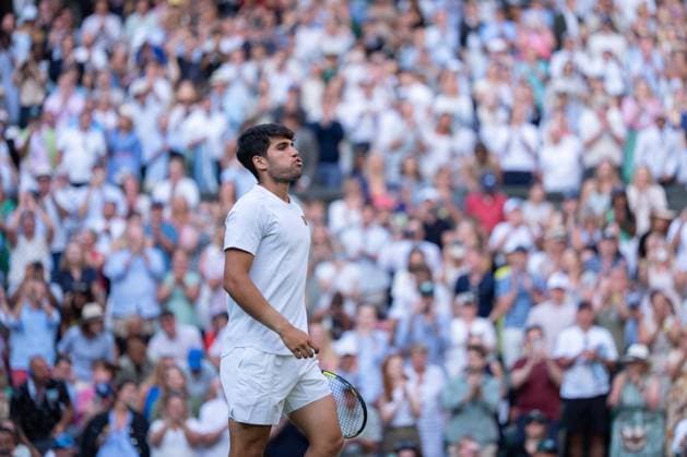 2025-07-04 The Championships Wimbledon 2025 LONDON, UNITED KINGDOM - JULY 4: Carlos Alcaraz of Spain during Day Five of The Championships Wimbledon 2025 at All England Lawn Tennis and Croquet Club on July 4, 2025 in London, United Kingdom. (Photo by Marleen Fouchier BSR Agency) London United Kingdom Content not available for redistribution in The Netherlands directly or indirectly through any third parties. Copyright: xBSRxAgencyx