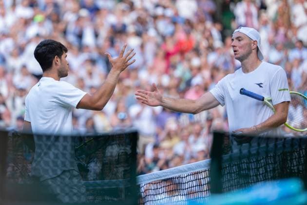 2025-07-04 The Championships Wimbledon 2025 LONDON, UNITED KINGDOM - JULY 4: Carlos Alcaraz of Spain interacts with Jan Lennard Struff of Germany during Day Five of The Championships Wimbledon 2025 at All England Lawn Tennis and Croquet Club on July 4, 2025 in London, United Kingdom. (Photo by Marleen Fouchier BSR Agency) London United Kingdom Content not available for redistribution in The Netherlands directly or indirectly through any third parties. Copyright: xBSRxAgencyx