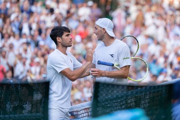 2025-07-04 The Championships Wimbledon 2025 LONDON, UNITED KINGDOM - JULY 4: Carlos Alcaraz of Spain interacts with Jan Lennard Struff of Germany during Day Five of The Championships Wimbledon 2025 at All England Lawn Tennis and Croquet Club on July 4, 2025 in London, United Kingdom. (Photo by Marleen Fouchier BSR Agency) London United Kingdom Content not available for redistribution in The Netherlands directly or indirectly through any third parties. Copyright: xBSRxAgencyx