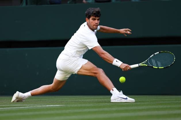 Carlos Alcaraz during his third round match Wimbledon Tennis Championships, Day 5, The All England Lawn Tennis and Croquet Club, London, UK - 04 Jul 2025London The All England Lawn Tennis and United Kingdom  Copyright: xEllaxLing Shutterstockx 15384471be