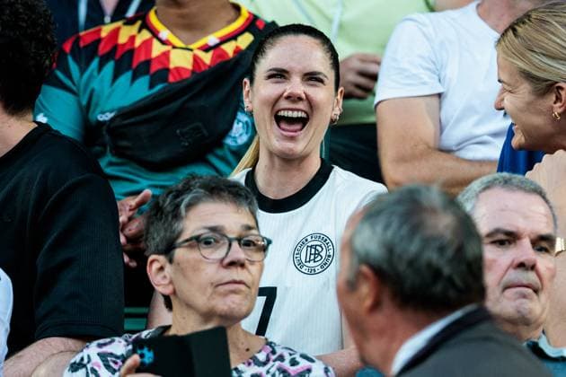 UEFA Womens Euro 2025 Germany Poland 04 7 2025 Sarah Zadrazil FC Bayern Munich in Giulia Gwinn Germany jersey, 7 on stage, laughing, laughing UEFA Womens Euro 2025 Germany Poland St Gallen, Arena St Gallen on 04 07 2025 Copyright: xBEAUTIFULxSPORTS Wunderlx