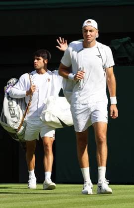 TENNIS - Wimbledon 2025 LONDON,ENGLAND,04.JUL.25 - TENNIS - ATP, Tennis Herren World Tour, Wimbledon, Grand Slam. Image shows Jan Lennard Struff (GER) and Carlos Alcaraz (ESP).  GEPAxpictures xAlanxGrieves