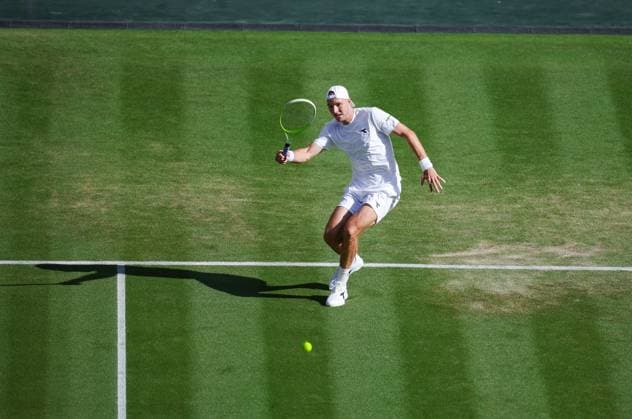 Wimbledon 2025 Jan-Lennard Struff v Carlos Alcaraz Wimbledon Championships 2025 Day 5, 04 07 25 Gentlemens Singles - Third Round Centre Court Jan-Lennard Struff vs Carlos Alcaraz. Jan-Lennard Struff in action  Copyright: xBradleyxOrmesherx NINTCHDBPICT001007575282